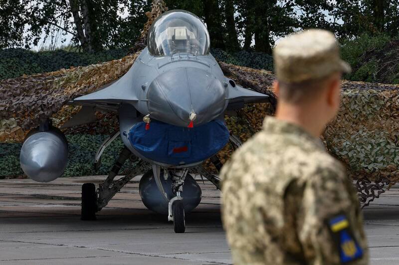 乌克兰少校飞官涉泄漏F-16、幻象2000战机位置给俄罗斯。(路透) 乌克兰少校飞官涉泄漏F-16、幻象2000战机位置给俄罗斯。(路透)