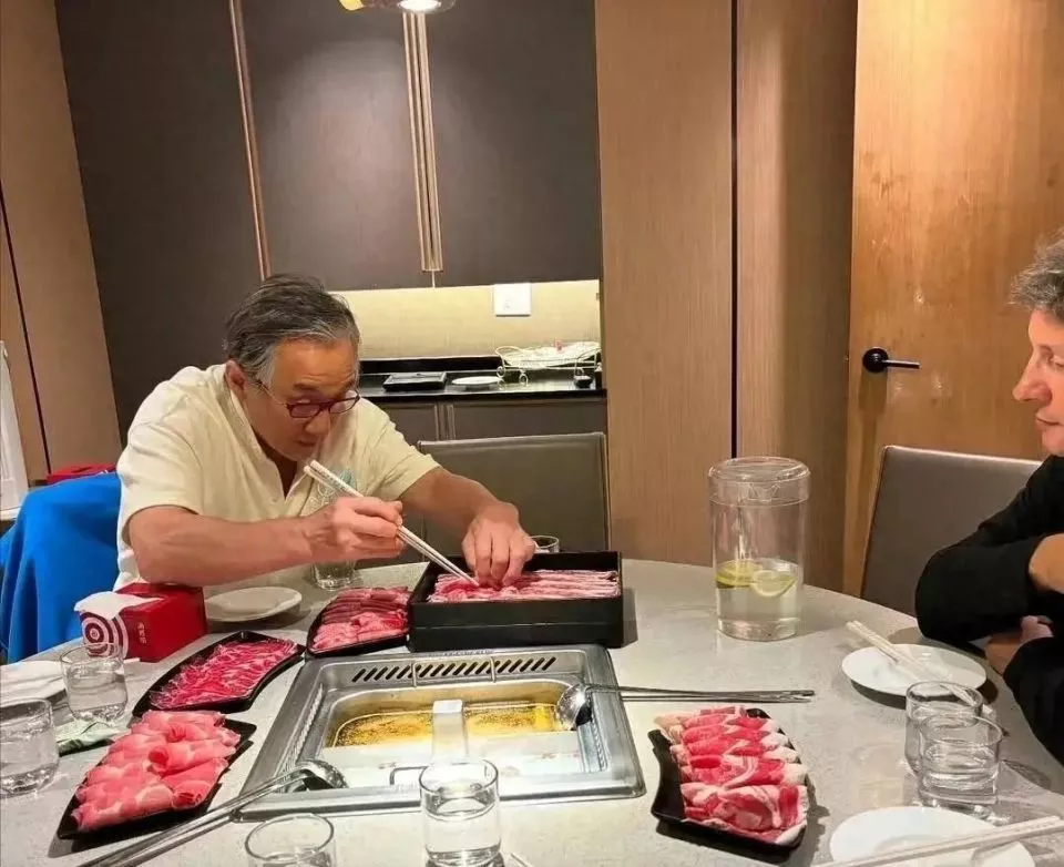 71岁成龙断崖式衰老，年轻时太拼命，透支身体太多