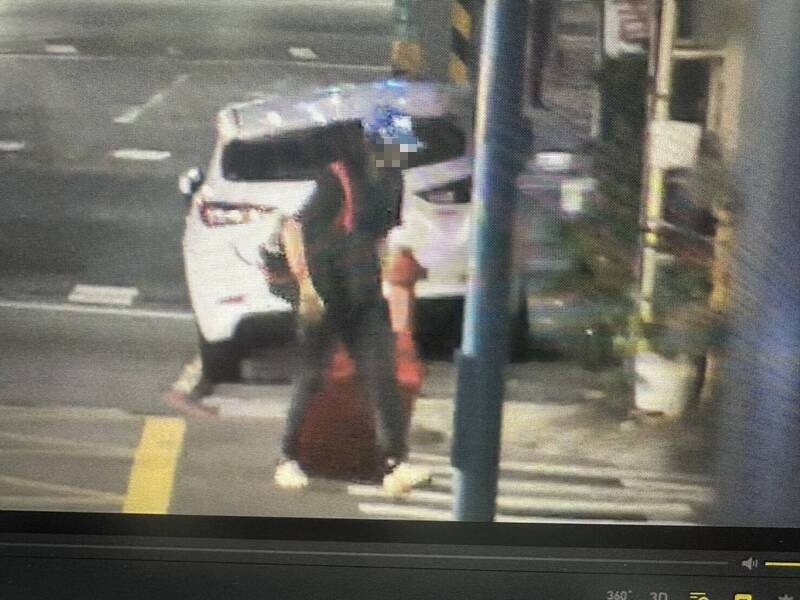 监视器影像拍下该男行踪。(记者徐圣伦翻摄) 监视器影像拍下该男行踪。(记者徐圣伦翻摄)