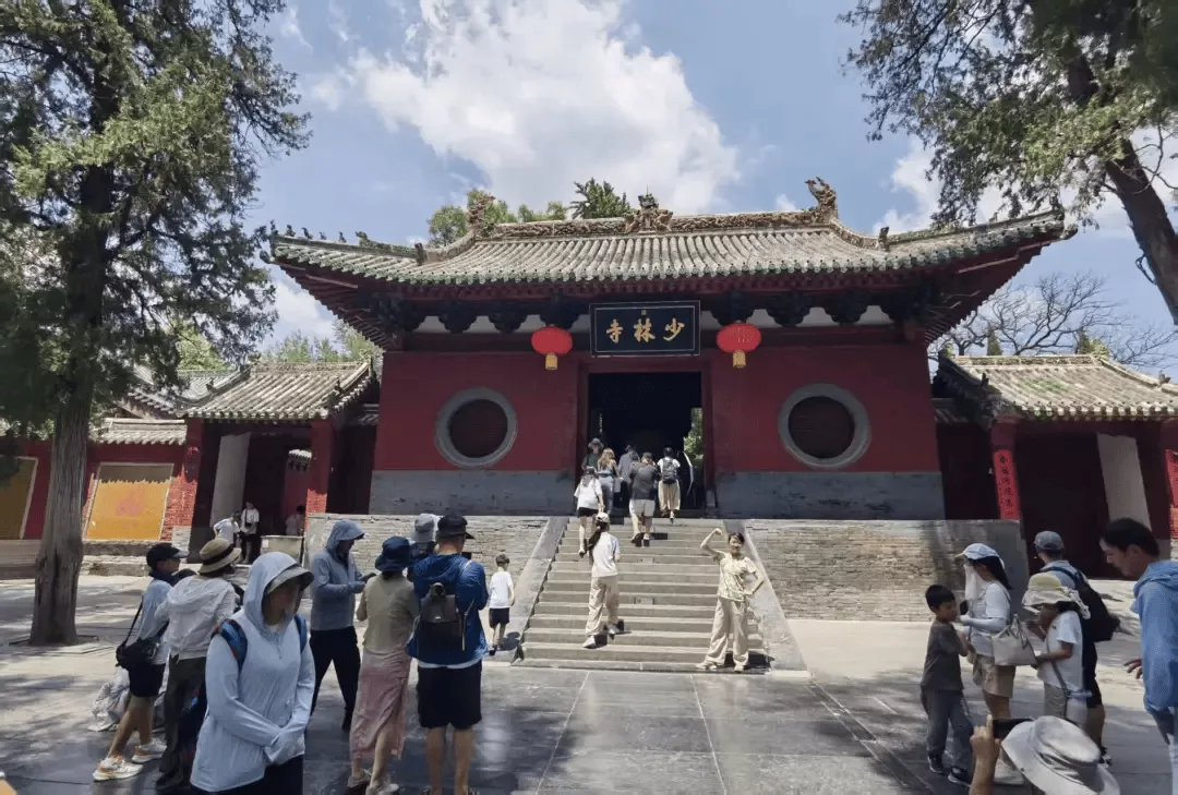 少林寺现场直击:新住持微笑挥手进入围挡的方丈室