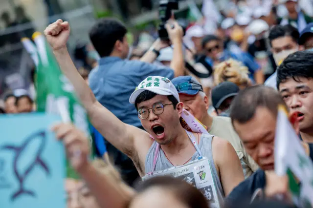 726大罢免首轮投票后，支持罢免的群众聚集看开票