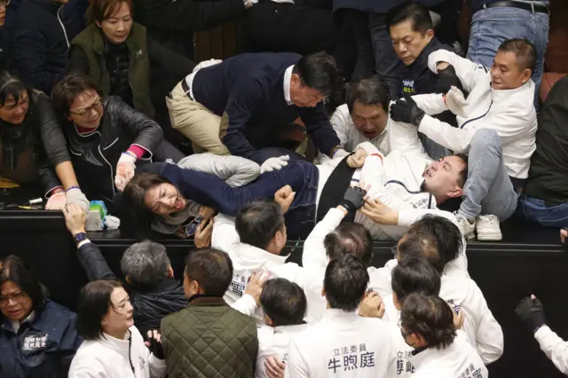 过去一年多，朝野在立法院多次发生冲突