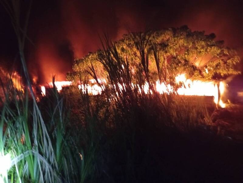 花莲县寿丰乡共和村鱼池地区一间废弃猪寮昨深夜发生大火,由于现场堆积很多杂物以及易燃物,现场火势非常猛烈。(义消蔡哲文提供) 花莲县寿丰乡共和村鱼池地区一间废弃猪寮昨深夜发生大火,由于现场堆积很多杂物以及易燃物,现场火势非常猛烈。(义消蔡哲文提供)