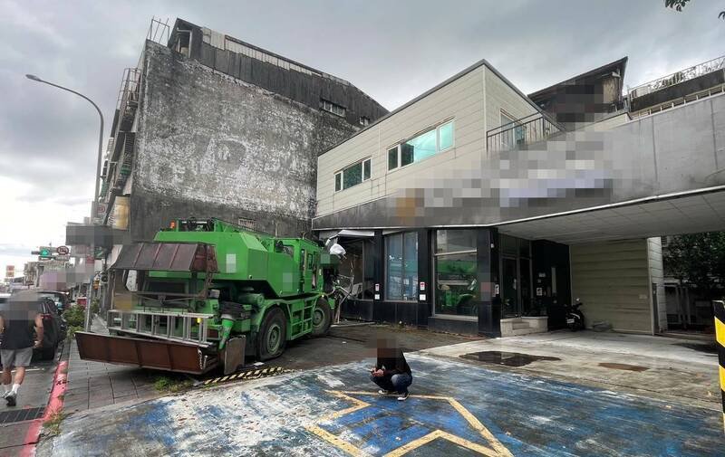 大型吊车在台北市南港路三段撞进民宅。(记者郑景议翻摄) 大型吊车在台北市南港路三段撞进民宅。(记者郑景议翻摄)