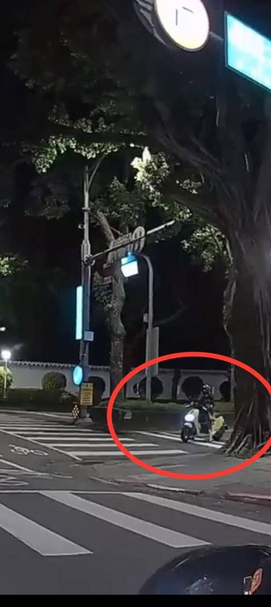 酒后骑车的吕姓女子,即使自己已是绿灯,但见警方在左侧吓得不敢动弹。(记者刘庆侯翻摄) 酒后骑车的吕姓女子,即使自己已是绿灯,但见警方在左侧吓得不敢动弹。(记者刘庆侯翻摄)