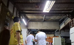 儿子深夜诡站客厅正中央！母近看才知“早已断气”