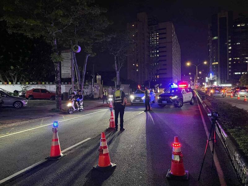 桃园市警局今年6月15日起执行交通大执法,对酒后驾车等6大违规精准执法。(记者余瑞仁翻摄) 桃园市警局今年6月15日起执行交通大执法,对酒后驾车等6大违规精准执法。(记者余瑞仁翻摄)