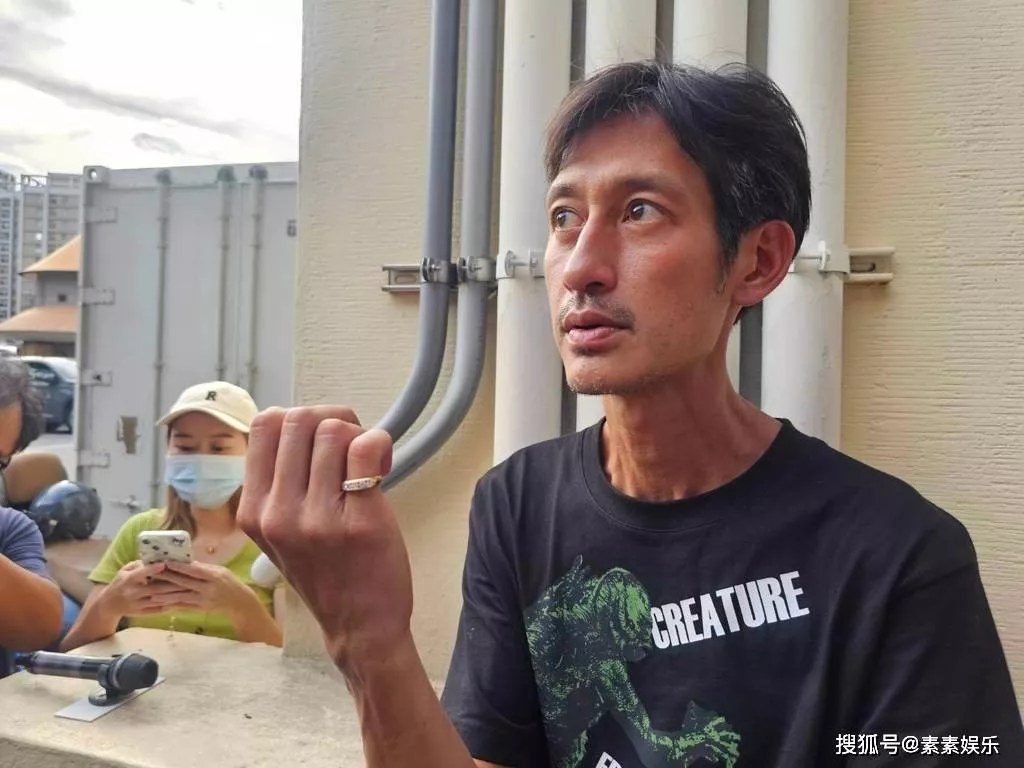艺人唐治平精神病复发,街上疯狂甩头无人管
