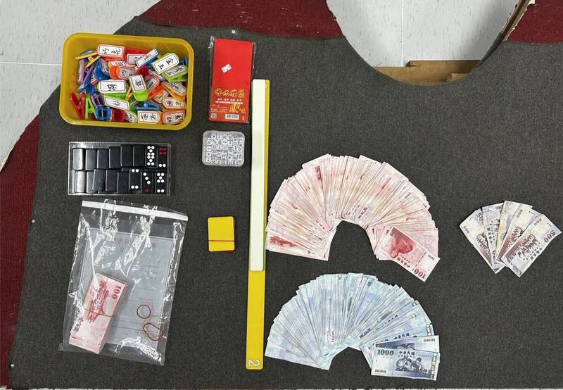 警方扣回赌具天九牌、赌资、抽头金等证物。(记者徐圣伦翻摄) 警方扣回赌具天九牌、赌资、抽头金等证物。(记者徐圣伦翻摄)