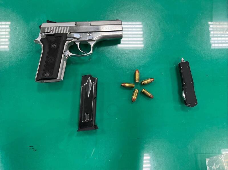 警方查扣的制式手枪及子弹。(警方提供) 警方查扣的制式手枪及子弹。(警方提供)