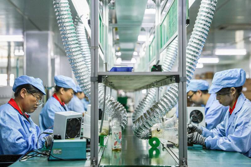 中国出口正在放缓，国内需求持续疲弱，制造业首当其冲。 示意图。 （法新社数据照）