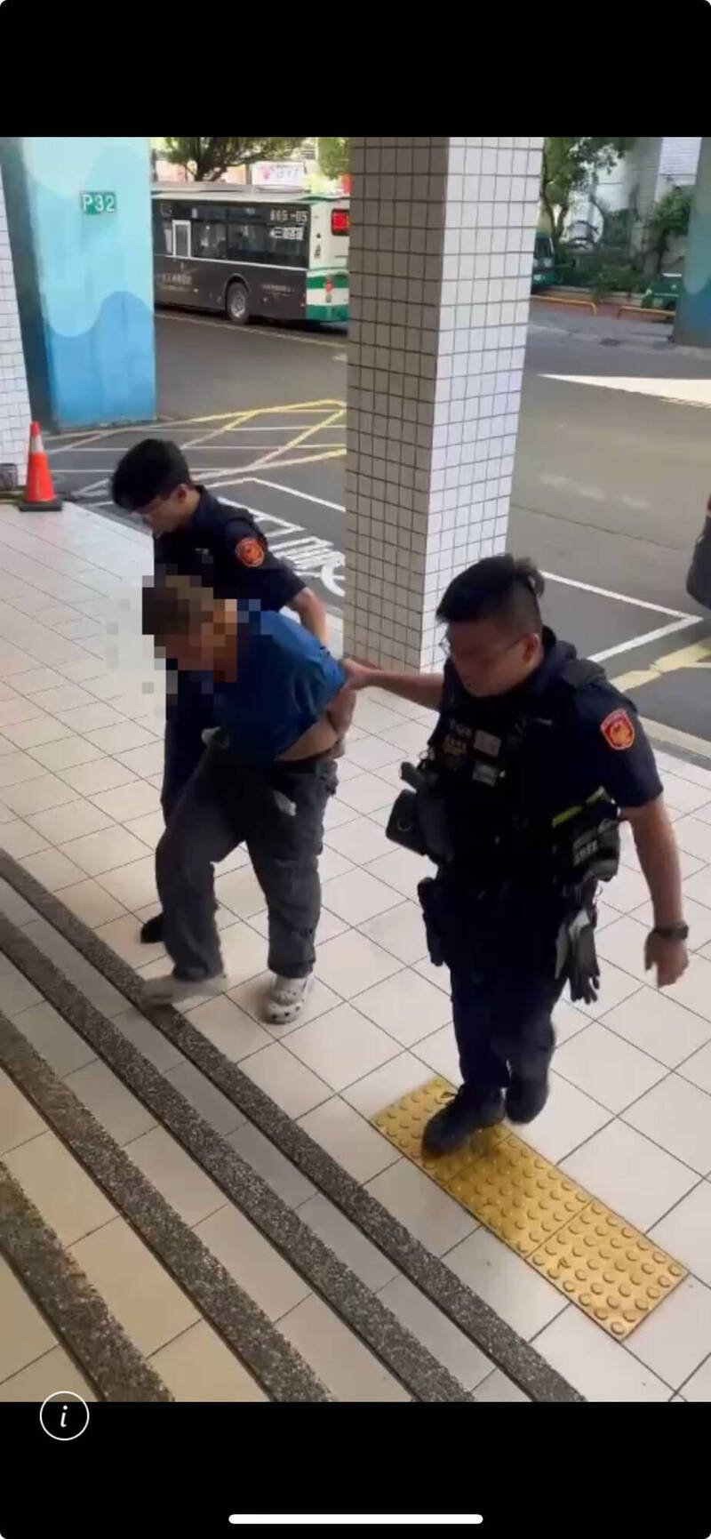 新北市杨嫌今天清晨从三重偷窃赃车后,被三重警方锁定逃到泰山山区,警方拦查,杨嫌捕一路从泰山山区,逃到五股交流道附近,更骑上台65线,骑了10多公里,在土城段自摔落网。(记者吴仁捷翻摄) 新北市杨嫌今天清晨从三重偷窃赃车后,被三重警方锁定逃到泰山山区,警方拦查,杨嫌捕一路从泰山山区,逃到五股交流道附近,更骑上台65线,骑了10多公里,在土城段自摔落网。(记者吴仁捷翻摄)