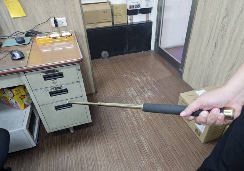 东协广场保全亮警棍劝阻。(民众提供) 东协广场保全亮警棍劝阻。(民众提供)