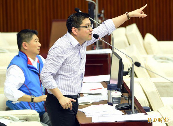 台北市长柯文哲13日出席市政总质询，国民党市议员徐弘庭（前）关注「一日双城」、「一日双塔」的经费来源问题。（记者廖振辉摄）