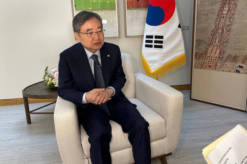 南韩外长赵显表示，美国总统川普将在亚太经济合作会议访韩，并与韩国总统李在明举行峰会，但可能不会参加领袖会议。（美联社）