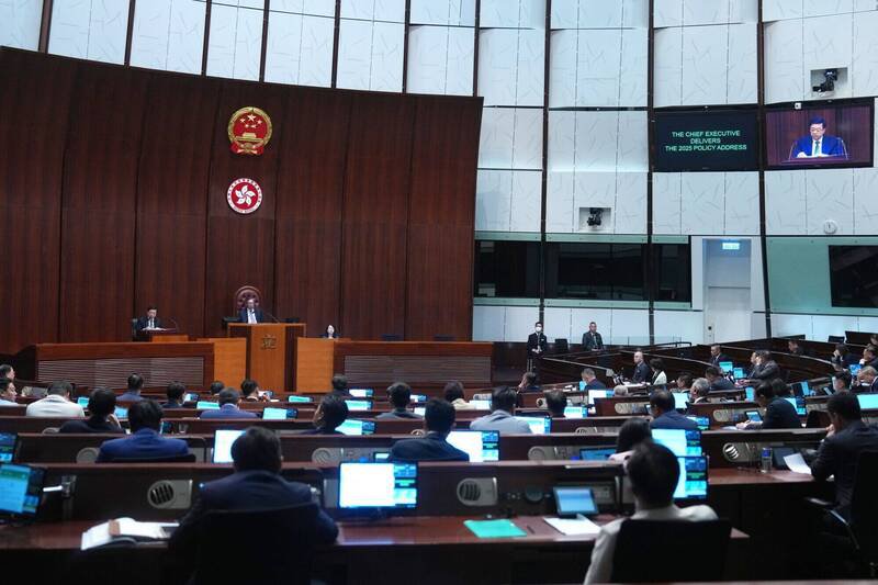 香港政坛盛传，北京方面希望香港立法会年轻化及进行新旧交替，目前已有17名议员放弃连任。（彭博）