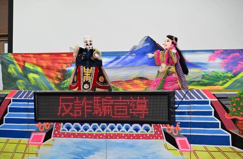 女警操控的被害人(右)与「刑事伯」(左)对话,演出被害经过与应对方式。(警方提供) 女警操控的被害人(右)与「刑事伯」(左)对话,演出被害经过与应对方式。(警方提供)