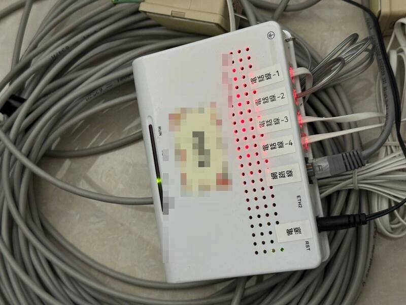 金门检警成立专案小组,侦破「假检警电信诈欺集团转接机房」,起出诈欺电信设备。(金门地检署提供) 金门检警成立专案小组,侦破「假检警电信诈欺集团转接机房」,起出诈欺电信设备。(金门地检署提供)