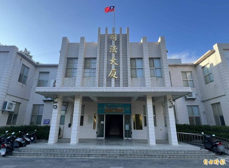 金门检侦办「假检警电信诈欺集团转接机房」案侦结,对涉案覃嫌以涉犯3人以上共同冒用公务员名义犯诈欺取财等犯行,依法提起公诉,并具体求刑6年。(记者吴正庭摄) 金门检侦办「假检警电信诈欺集团转接机房」案侦结,对涉案覃嫌以涉犯3人以上共同冒用公务员名义犯诈欺取财等犯行,依法提起公诉,并具体求刑6年。(记者吴正庭摄)