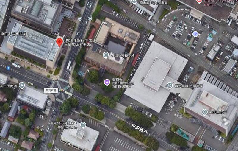 岩手银行本部旁边是县府大楼、县议会、盛冈地方法院。(图撷自Google街景) 岩手银行本部旁边是县府大楼、县议会、盛冈地方法院。(图撷自Google街景)