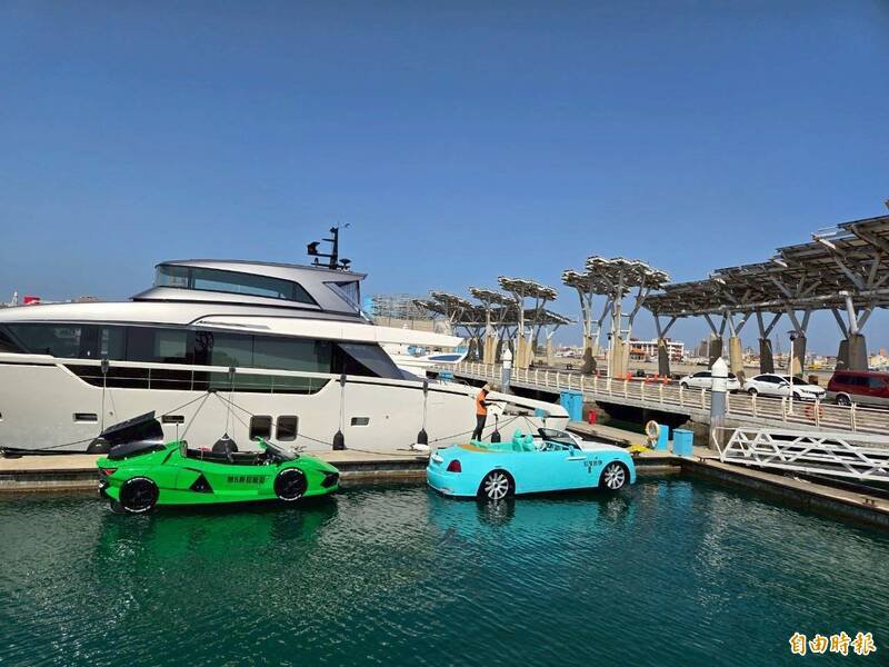 超跑游艇停放在亚果码头,船被人偷开,还要吃上8千元罚单。(记者刘禹庆摄) 超跑游艇停放在亚果码头,船被人偷开,还要吃上8千元罚单。(记者刘禹庆摄)