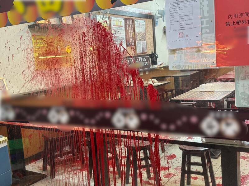 新北刑大、新庄、树林等分局宣布侦破太阳会树林分会陈嫌为首的暴力、泼漆讨债集团,续追黑帮设局诈赌再讨债手法,刨根续追幕后犯罪集团;图为歹徒泼漆现场。(记者吴仁捷翻摄) 新北刑大、新庄、树林等分局宣布侦破太阳会树林分会陈嫌为首的暴力、泼漆讨债集团,续追黑帮设局诈赌再讨债手法,刨根续追幕后犯罪集团;图为歹徒泼漆现场。(记者吴仁捷翻摄)