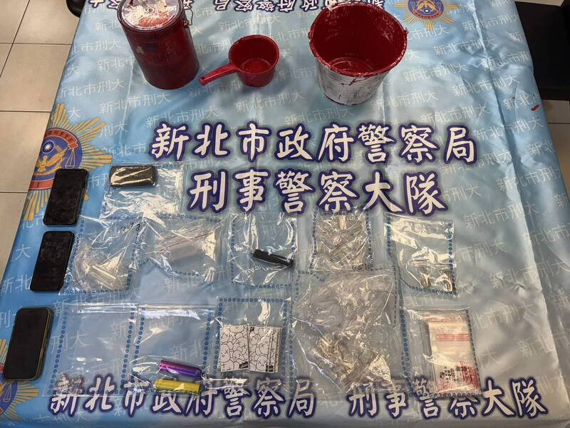 新北刑大、新庄、树林等分局宣布侦破太阳会树林分会陈嫌为首的暴力、泼漆讨债集团,续追黑帮设局诈赌再讨债手法,刨根续追幕后犯罪集团;图为警方查获证物。(记者吴仁捷翻摄) 新北刑大、新庄、树林等分局宣布侦破太阳会树林分会陈嫌为首的暴力、泼漆讨债集团,续追黑帮设局诈赌再讨债手法,刨根续追幕后犯罪集团;图为警方查获证物。(记者吴仁捷翻摄)