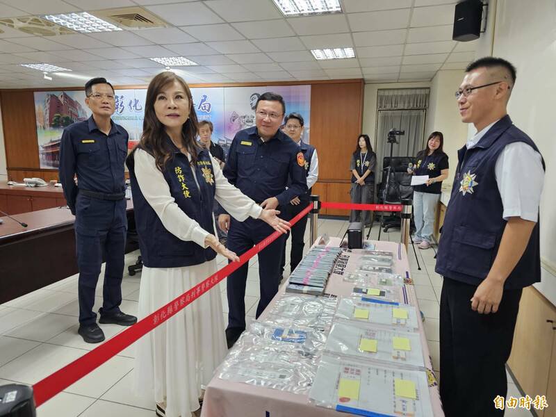 台语天后龙千玉化身防诈大使,分享打诈经验。(记者刘晓欣摄) 台语天后龙千玉化身防诈大使,分享打诈经验。(记者刘晓欣摄)