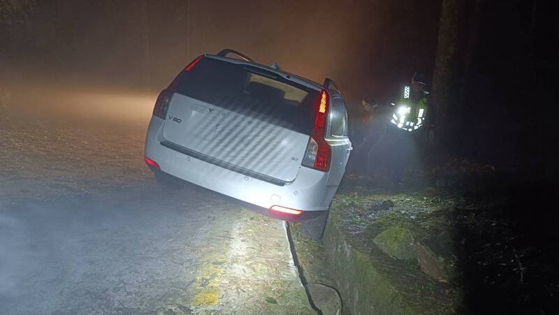 南庄加里山大坪登山口大雾,Volvo休旅车开到水沟,半夜动员拖吊车。(警方提供) 南庄加里山大坪登山口大雾,Volvo休旅车开到水沟,半夜动员拖吊车。(警方提供)