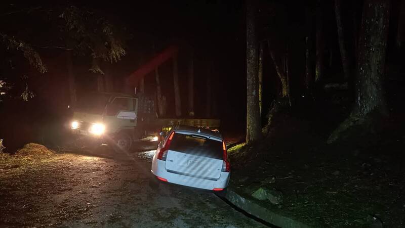 南庄加里山大坪登山口大雾,Volvo休旅车开到水沟,半夜动员拖吊车。(警方提供) 南庄加里山大坪登山口大雾,Volvo休旅车开到水沟,半夜动员拖吊车。(警方提供)