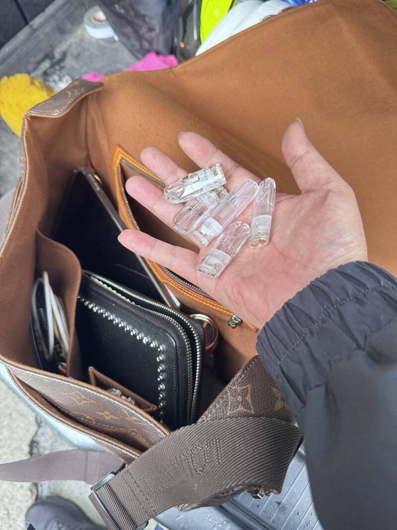 警方查获第二级毒品依托咪酯原油、依托咪酯烟弹及空烟弹。(记者郑景议翻摄) 警方查获第二级毒品依托咪酯原油、依托咪酯烟弹及空烟弹。(记者郑景议翻摄)