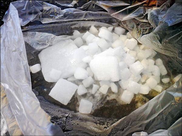 德岛大学1位研究生在研究室因缺氧死亡,死因疑似为干冰导致;干冰示意图。(资料照) 德岛大学1位研究生在研究室因缺氧死亡,死因疑似为干冰导致;干冰示意图。(资料照)