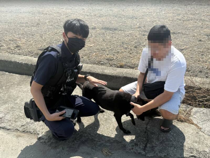 潭子区1处资源回收场发生火灾,庄姓民众的爱犬受困附近工厂,员警协助寻回。(图由民众提供) 潭子区1处资源回收场发生火灾,庄姓民众的爱犬受困附近工厂,员警协助寻回。(图由民众提供)