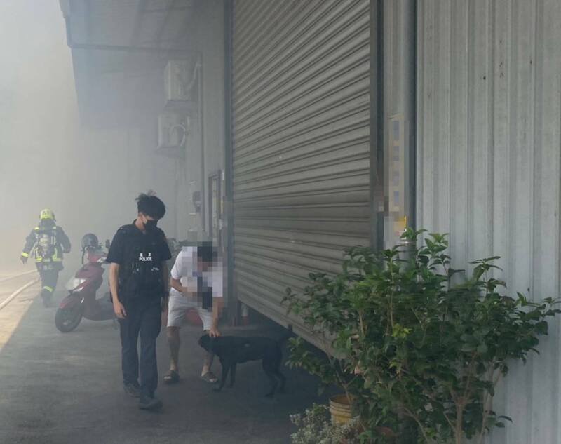 潭子区1处资源回收场发生火灾,庄姓民众的爱犬受困附近工厂,员警协助寻回。(图由民众提供) 潭子区1处资源回收场发生火灾,庄姓民众的爱犬受困附近工厂,员警协助寻回。(图由民众提供)