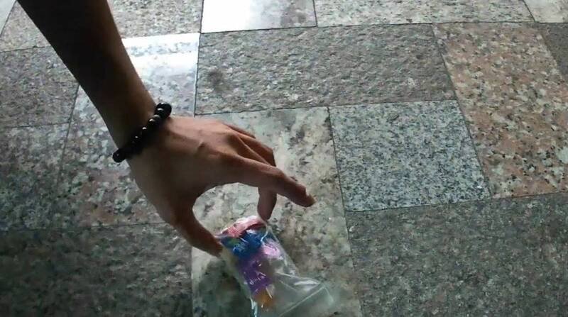 经检视确认只是普通糖果。(警方提供) 经检视确认只是普通糖果。(警方提供)