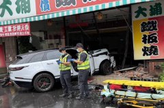 车内惊见15公分利刃!台中休旅车撞店驾驶颈部明显刀伤