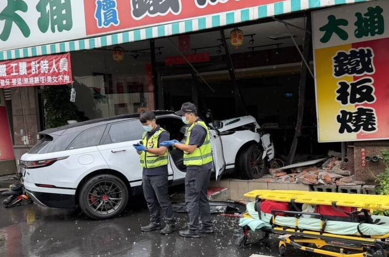 休旅车撞进铁板烧店。(民众提供) 休旅车撞进铁板烧店。(民众提供)