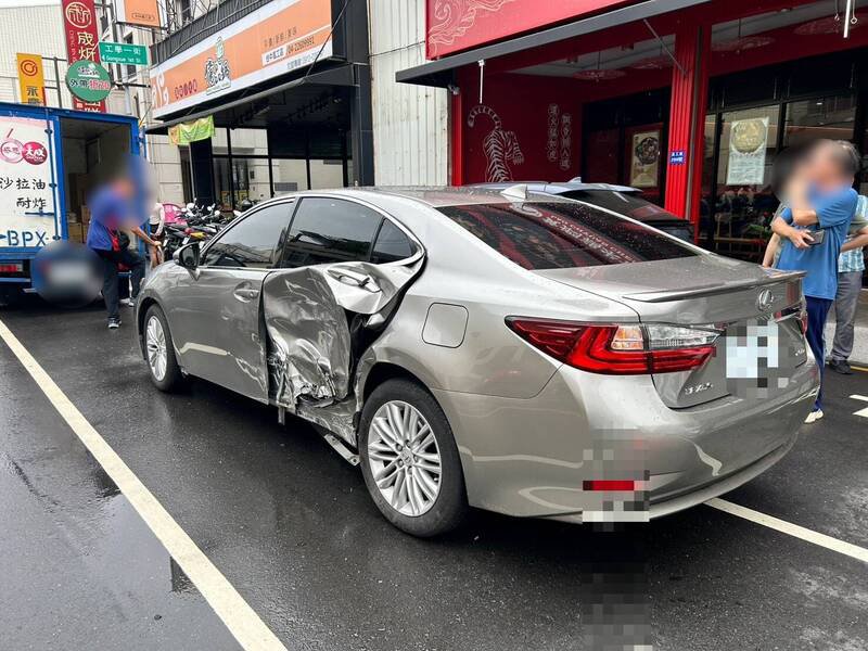 被波及的凌志轿车。(民众提供) 被波及的凌志轿车。(民众提供)