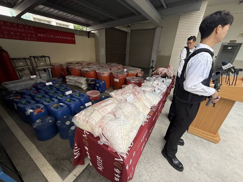 台南市调查处与友军、警方等多单位在台南安南区台江国家公园附近的鱼塭破获一处制毒工厂,起获完成的各级毒品二百二十公斤与制毒原料、设备,毒品部分市值近二亿元。(记者王俊忠摄) 台南市调查处与友军、警方等多单位在台南安南区台江国家公园附近的鱼塭破获一处制毒工厂,起获完成的各级毒品二百二十公斤与制毒原料、设备,毒品部分市值近二亿元。(记者王俊忠摄)