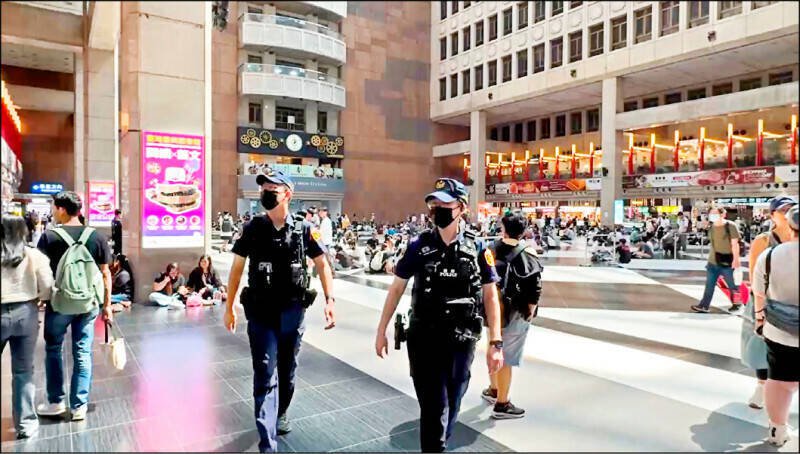 窃盗通缉犯邱胜明9日下午4时在人来人往的台北车站大厅性侵酒醉外籍老妇人10多分钟;事后铁警局加强巡守。(资料照) 窃盗通缉犯邱胜明9日下午4时在人来人往的台北车站大厅性侵酒醉外籍老妇人10多分钟;事后铁警局加强巡守。(资料照)