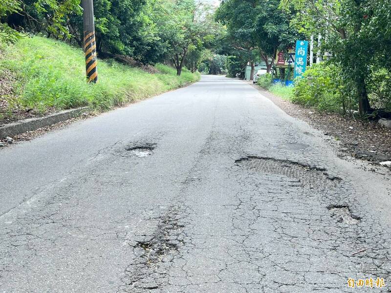 图为D骑士发生「犁田」的凤山溪南岸水防道路,新竹地院认为因非供民众通行的一般道路,所以现场有坑洞、没路灯都算正常。(记者黄美珠摄) 图为D骑士发生「犁田」的凤山溪南岸水防道路,新竹地院认为因非供民众通行的一般道路,所以现场有坑洞、没路灯都算正常。(记者黄美珠摄)