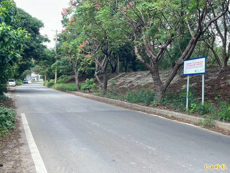 引发国赔争议的新竹县凤山溪南岸水防道路旁,第2河川分署立有维管权移拨的公告。(记者黄美珠摄) 引发国赔争议的新竹县凤山溪南岸水防道路旁,第2河川分署立有维管权移拨的公告。(记者黄美珠摄)