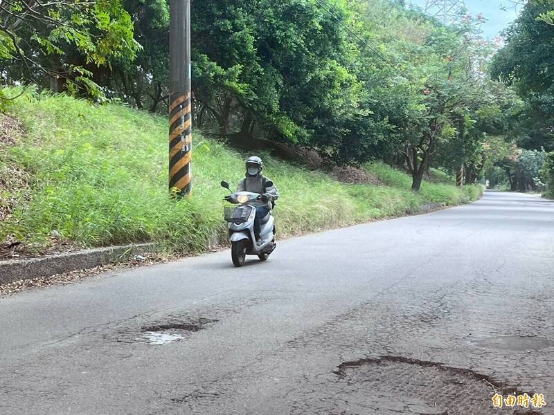 新竹地院判决指出,用路人行驶水防道路,必须自行注意安全。(记者黄美珠摄) 新竹地院判决指出,用路人行驶水防道路,必须自行注意安全。(记者黄美珠摄)