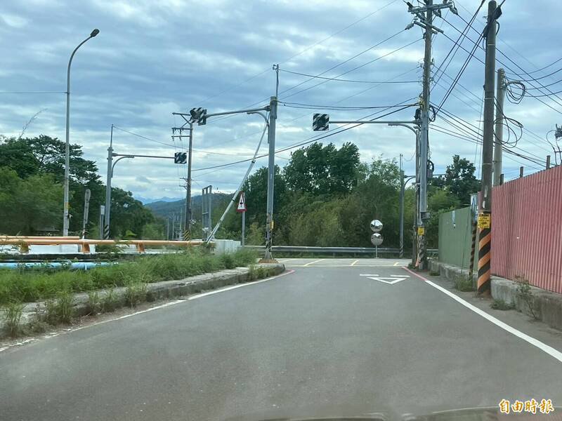 引发国赔争议的水防道路新埔端入口处,就在如图褒忠大桥南侧桥头(左)处。(记者黄美珠摄) 引发国赔争议的水防道路新埔端入口处,就在如图褒忠大桥南侧桥头(左)处。(记者黄美珠摄)