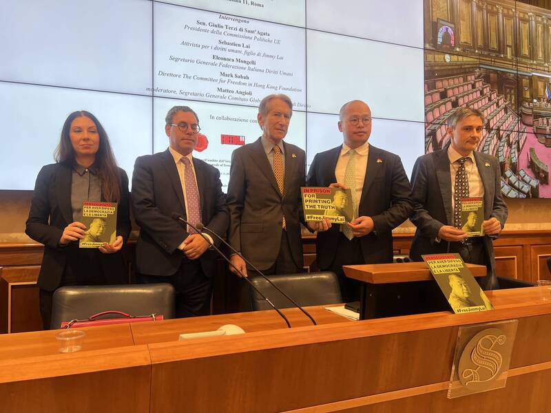 义大利参议员特尔吉(中)邀请香港媒体大亨黎智英之子黎崇恩(右二)在参议院内举行记者会,呼吁中国政府释放黎智英。(中央社) 义大利参议员特尔吉(中)邀请香港媒体大亨黎智英之子黎崇恩(右二)在参议院内举行记者会,呼吁中国政府释放黎智英。(中央社)