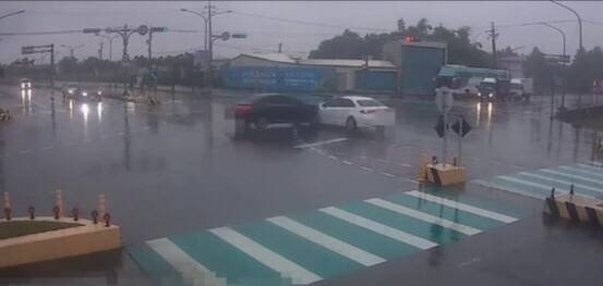 2车相撞当下被路口监视器拍下。(警方提供) 2车相撞当下被路口监视器拍下。(警方提供)