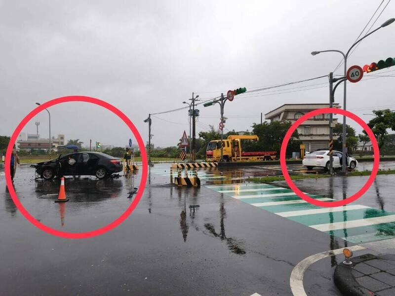 宜兰县五结乡五结中路一段与传艺路二段路口,昨天下午发生2辆轿车相撞(红圈处),造成3人受伤送医。(警方提供) 宜兰县五结乡五结中路一段与传艺路二段路口,昨天下午发生2辆轿车相撞(红圈处),造成3人受伤送医。(警方提供)