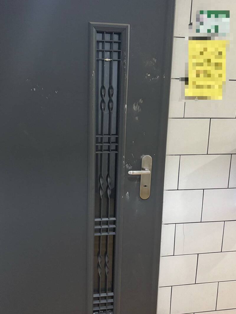 3楼邻居的大门仍可见到砸毁痕迹。(投诉人提供) 3楼邻居的大门仍可见到砸毁痕迹。(投诉人提供)