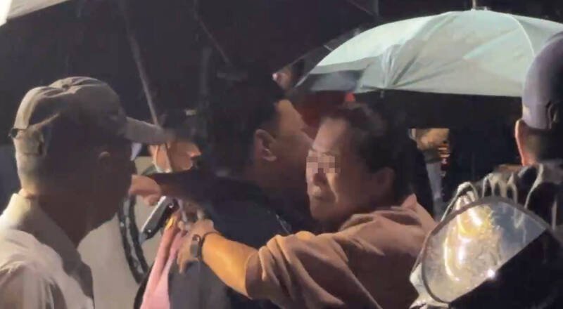 家人见洪父安全返回,紧紧拥抱著他。(记者吴升儒翻摄) 家人见洪父安全返回,紧紧拥抱著他。(记者吴升儒翻摄)