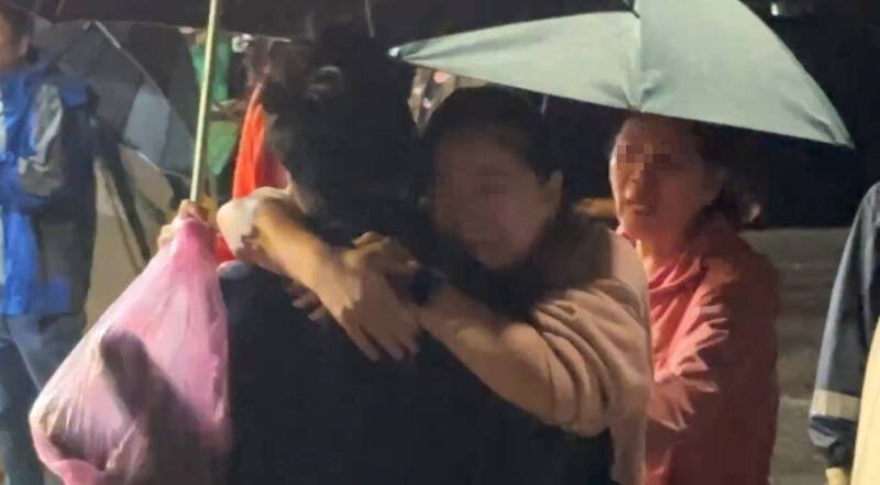 家人见洪父安全返回,紧紧拥抱著他。(记者吴升儒翻摄) 家人见洪父安全返回,紧紧拥抱著他。(记者吴升儒翻摄)